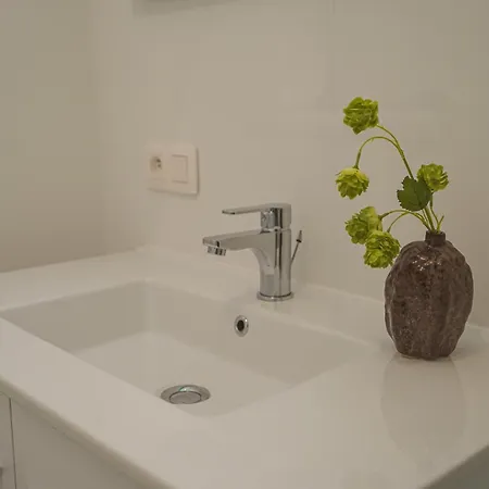 Huswell - Modern One Bedroom With Lateral Sea View Apartment